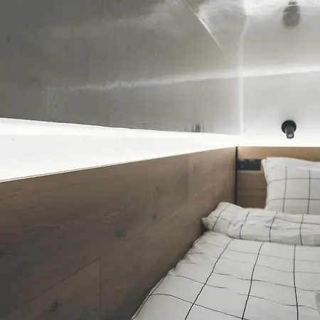 112 Downtown Loft * Волос